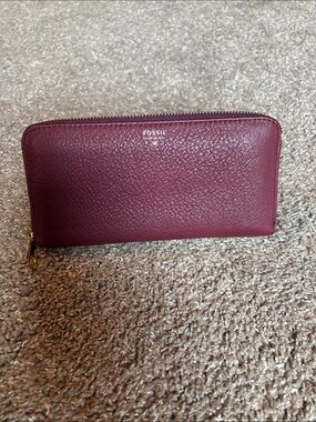 Fossil Women's Burgundy Pebbled Leather Zip Wallet with Gold Hardware